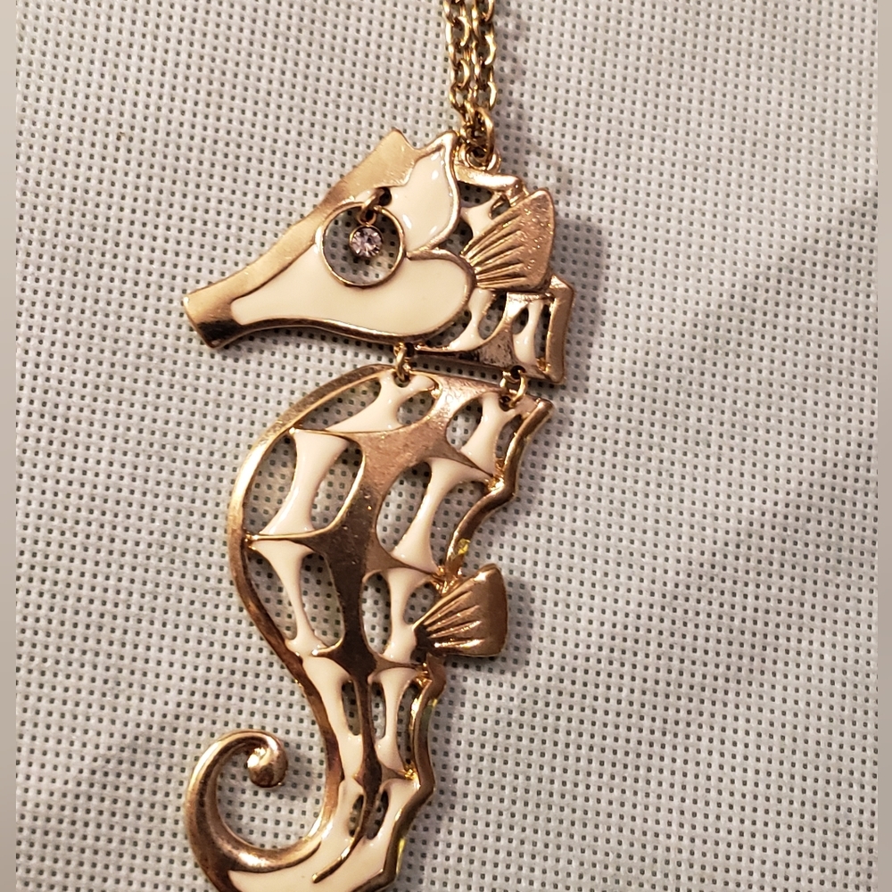 Adorable seahorse pendant necklace